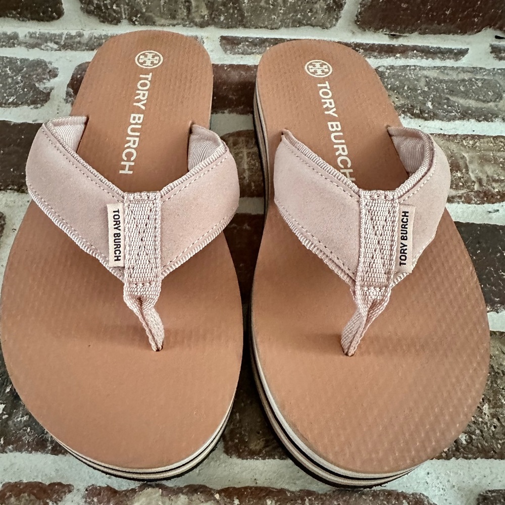 Light mauve/neutral 70’s platform Tory Burch flip flop.